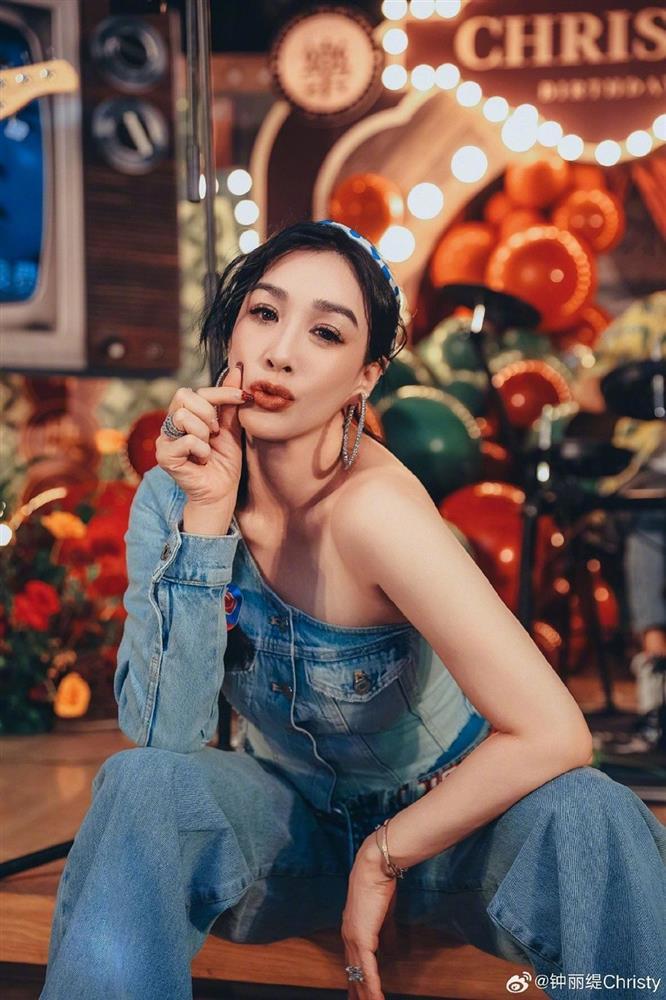 Tuổi tác chỉ là con số: Chung Lệ Đề đội vương miện, hôn chồng trẻ-3