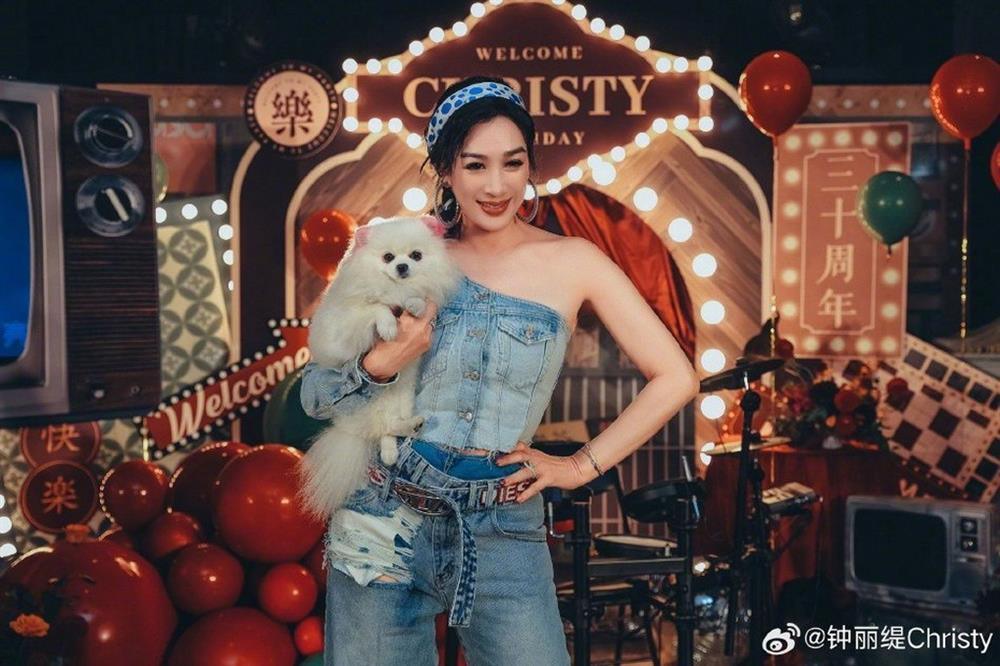 Tuổi tác chỉ là con số: Chung Lệ Đề đội vương miện, hôn chồng trẻ-4