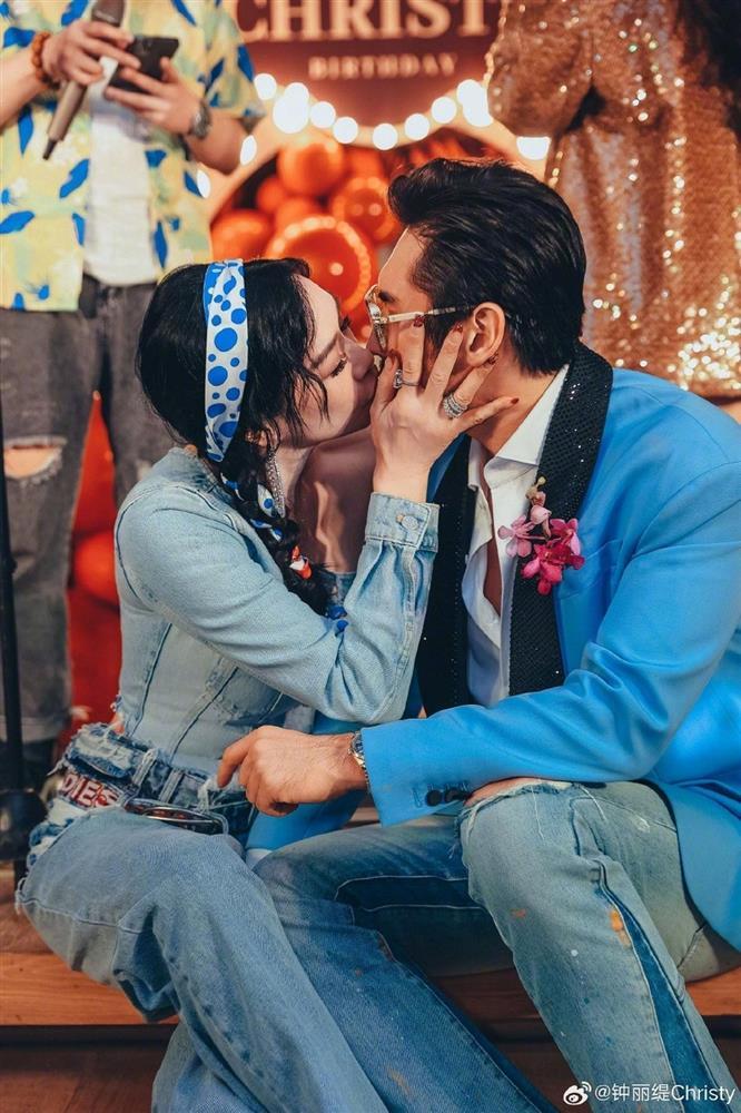 Tuổi tác chỉ là con số: Chung Lệ Đề đội vương miện, hôn chồng trẻ-5