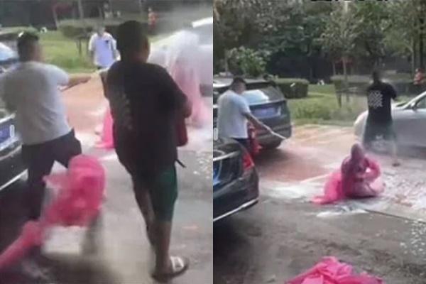 Xịt bình cứu hỏa khiến phù dâu ngã lăn ra đất, trò đùa đám cưới gây phẫn nộ-1