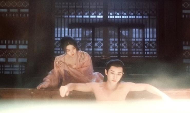 Hậu trường cảnh tắm lúc nửa đêm gây tranh cãi-3