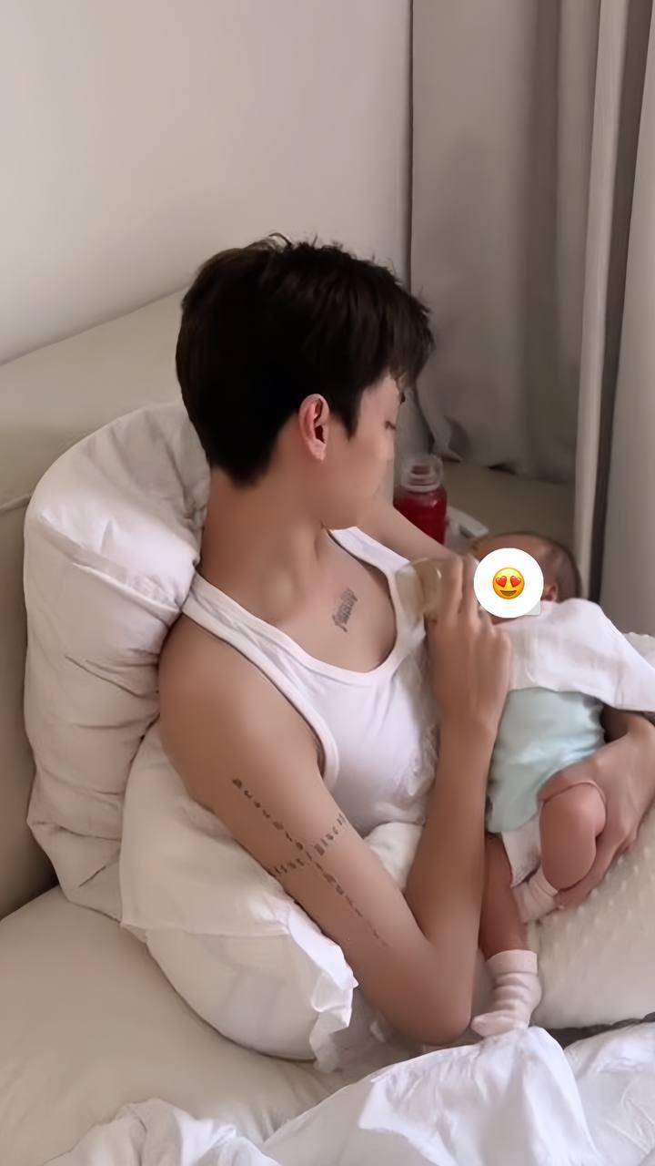 Ghi cảnh chồng ngủ gật chăm con, vợ tuyên bố: Lấy đúng người, mình sẽ là người quay clip!-2