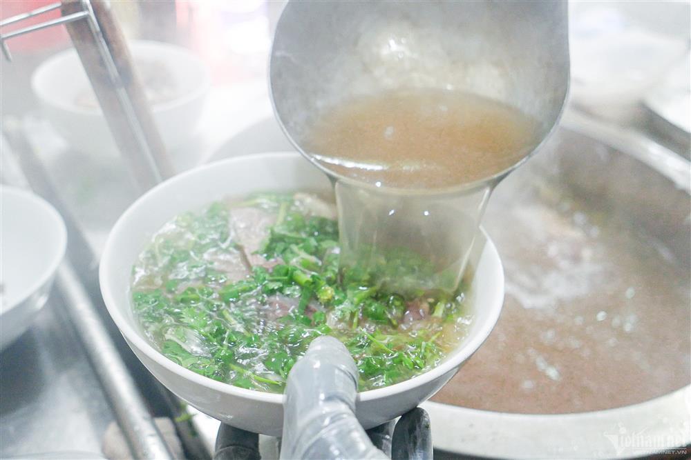 Hàng phở Hà Nội khách xếp hàng như thời bao cấp, chủ quán giải thích lý do-3