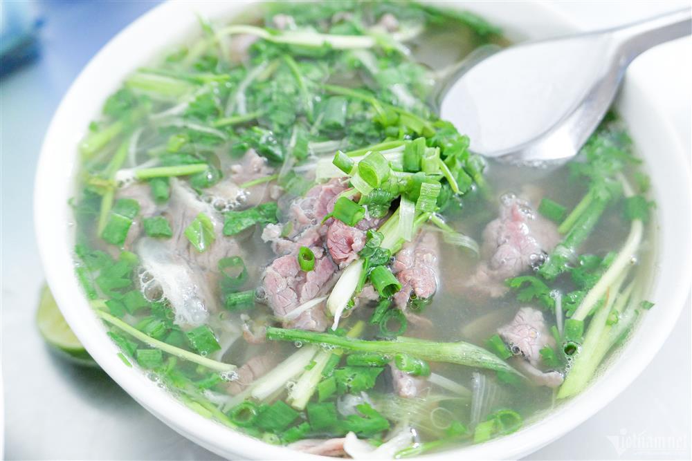 Hàng phở Hà Nội khách xếp hàng như thời bao cấp, chủ quán giải thích lý do-4