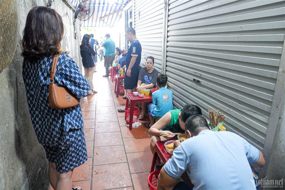 Hàng phở Hà Nội khách xếp hàng như thời bao cấp, chủ quán giải thích lý do-5