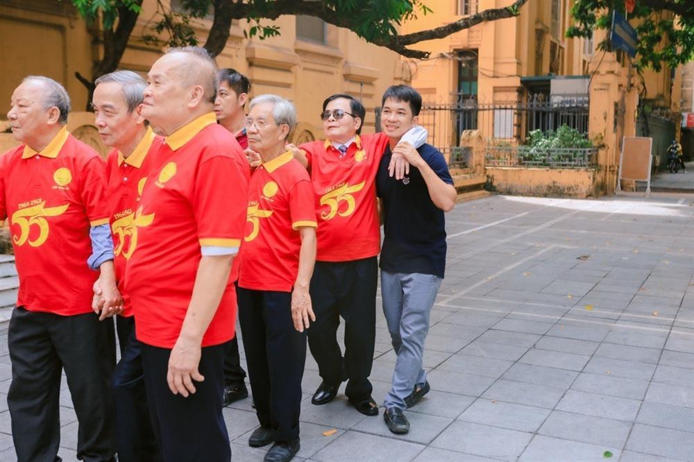 Hà Nội: Ông bà U80 họp lớp đại học sau 55 năm thu hút triệu lượt xem-1