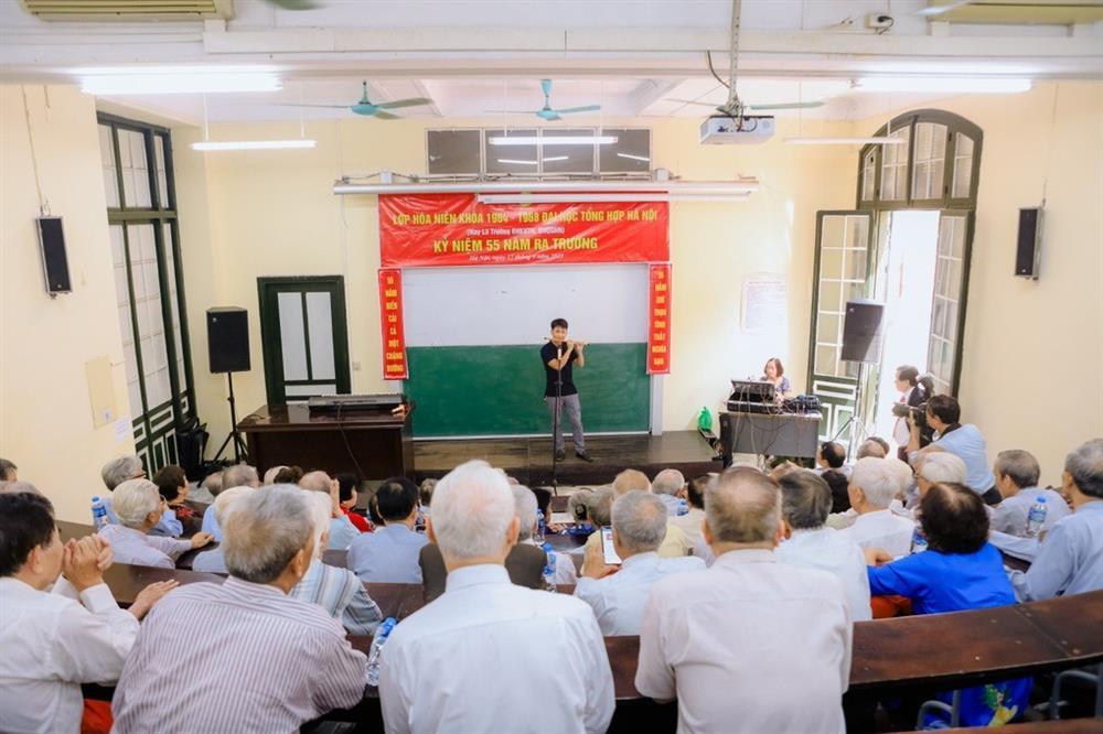 Hà Nội: Ông bà U80 họp lớp đại học sau 55 năm thu hút triệu lượt xem-2