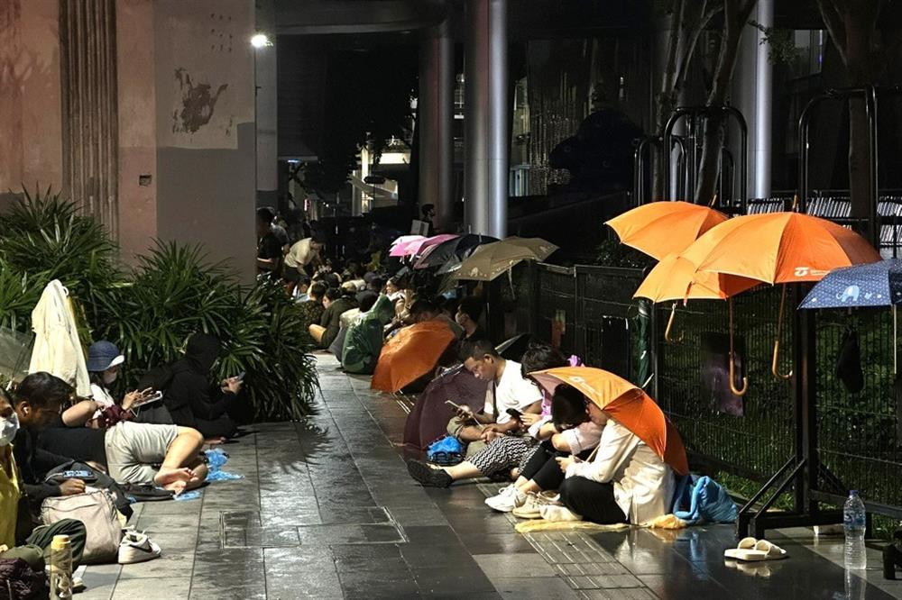 Người Việt đội mưa trước Apple Store chờ mua iPhone 15 xách tay-2