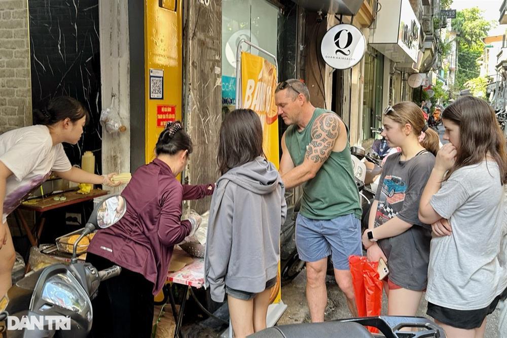 Toát mồ hồi xếp hàng như bao cấp mua bánh đồng xu gây sốt mạng ở Hà Nội-2