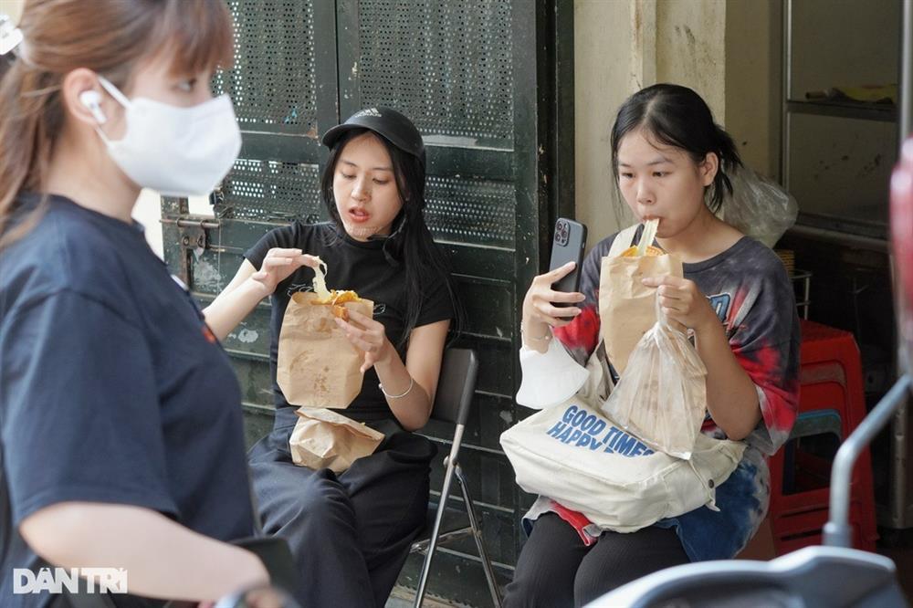 Toát mồ hồi xếp hàng như bao cấp mua bánh đồng xu gây sốt mạng ở Hà Nội-3