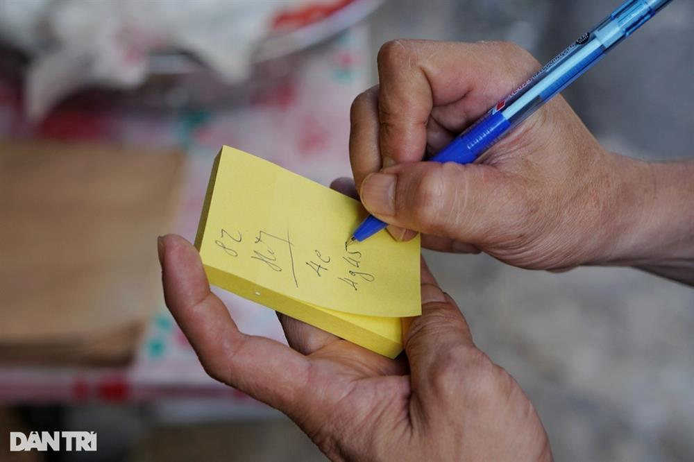 Toát mồ hồi xếp hàng như bao cấp mua bánh đồng xu gây sốt mạng ở Hà Nội-4