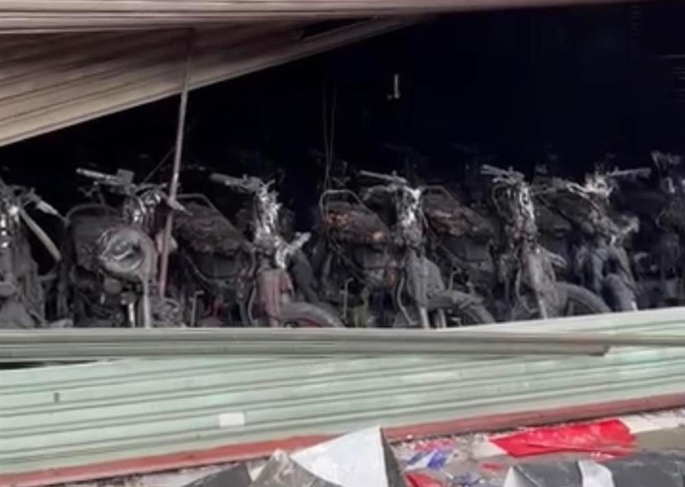 Cháy cửa hàng xe máy ở Bình Dương, nhiều tài sản bị thiêu rụi-2