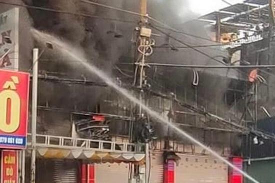 Cháy cửa hàng xe máy ở Bình Dương, nhiều tài sản bị thiêu rụi