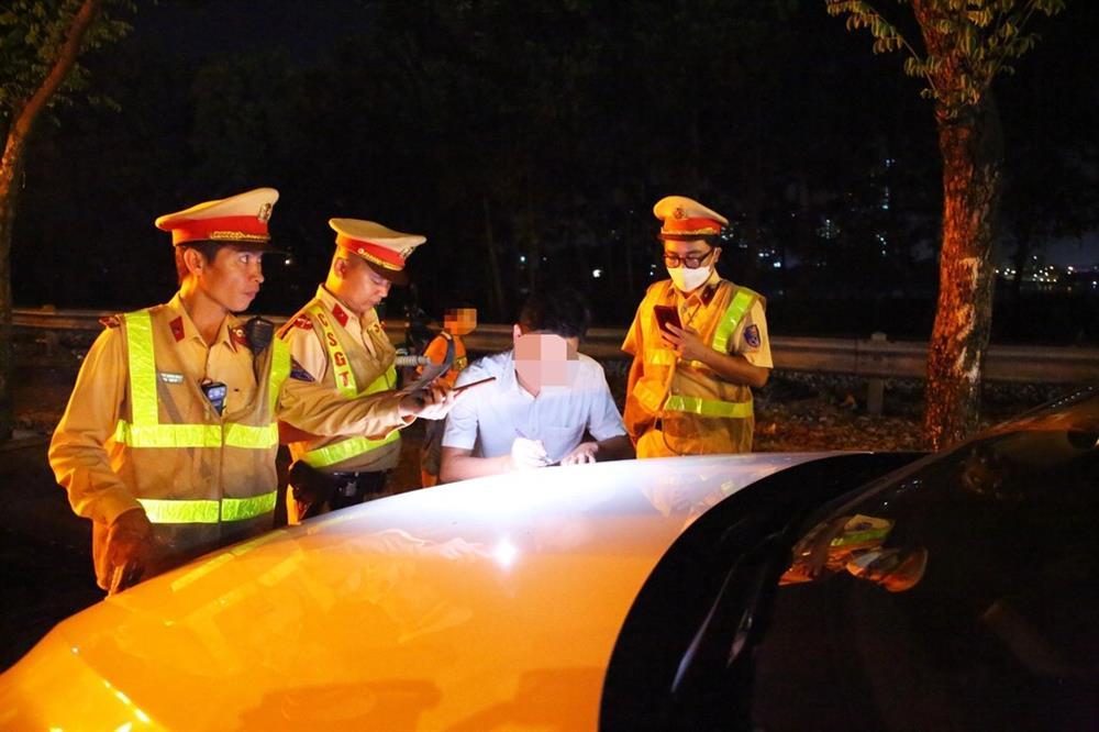 Chủ tịch phường ở Hà Nội bị phạt 56 triệu đồng vì không chịu đo nồng độ cồn-1