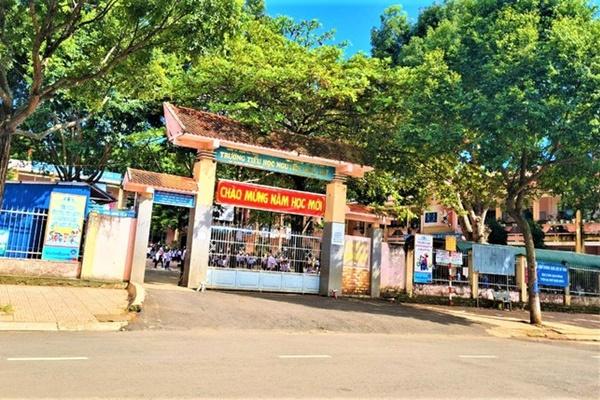 Bị phụ huynh căng băng rôn đòi nợ tiền tỷ, trường quốc tế cam kết sẽ trả dần-1