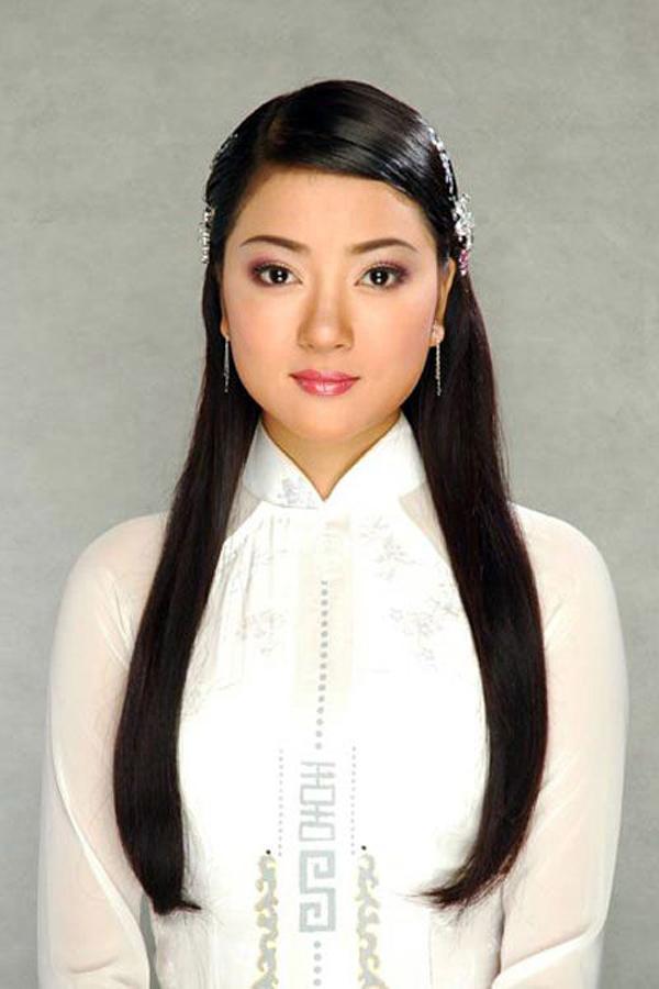 Hoa hậu Nguyễn Thị Huyền: Gương mặt từ khuôn trăng đầy đặn đến vline gây sửng sốt-1