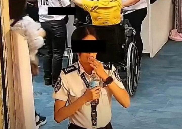 Nhân viên an ninh sân bay nuốt 300 USD lấy trộm của hành khách-1