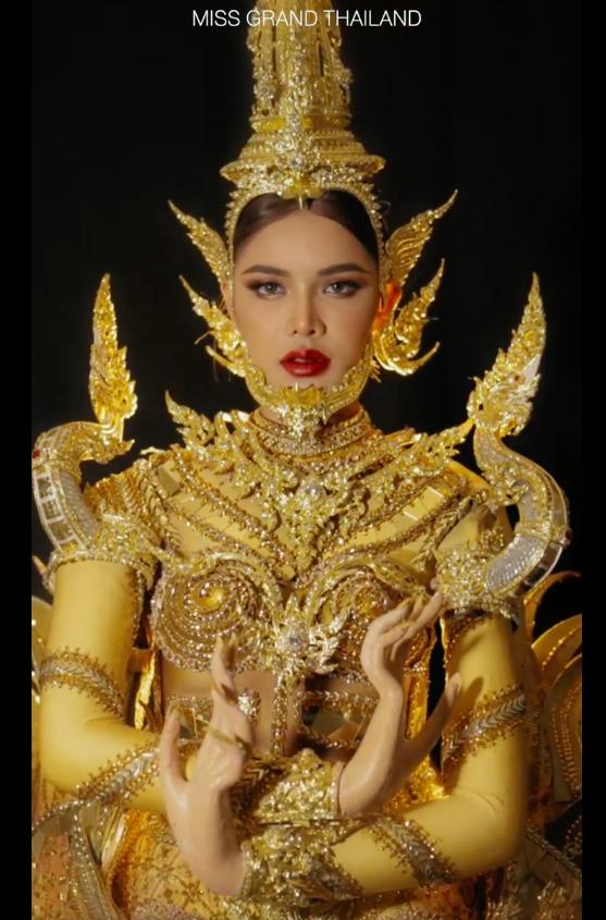 Hoa hậu Hòa bình Thái Lan mang trang phục dân tộc dát vàng sang Việt Nam-1