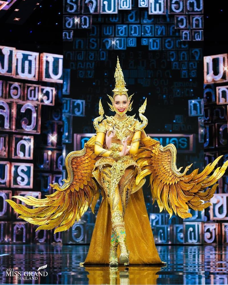 Hoa hậu Hòa bình Thái Lan mang trang phục dân tộc dát vàng sang Việt Nam-2