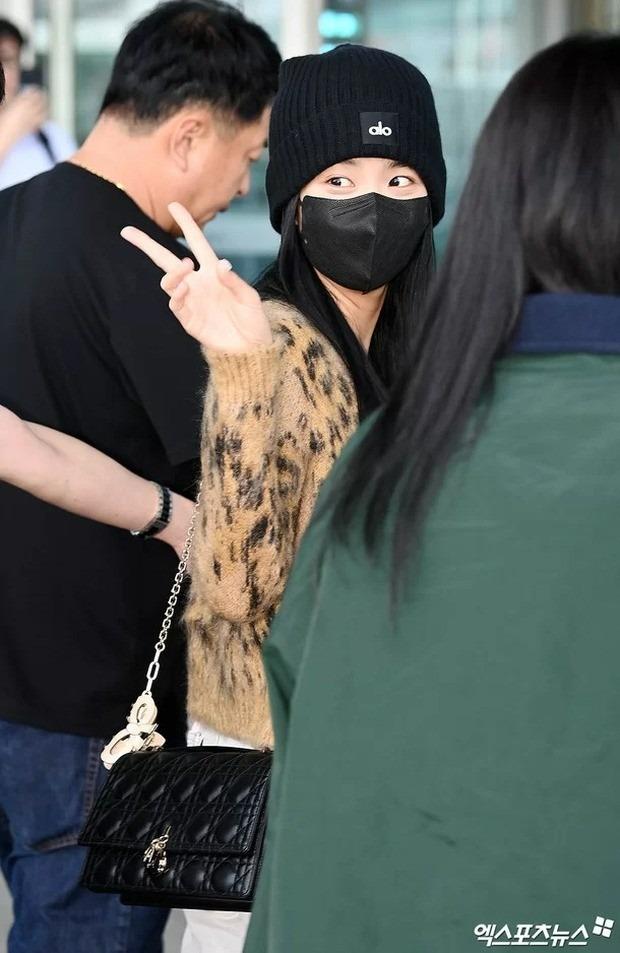 Jisoo trùm kín mặt sau tin rời BlackPink-5