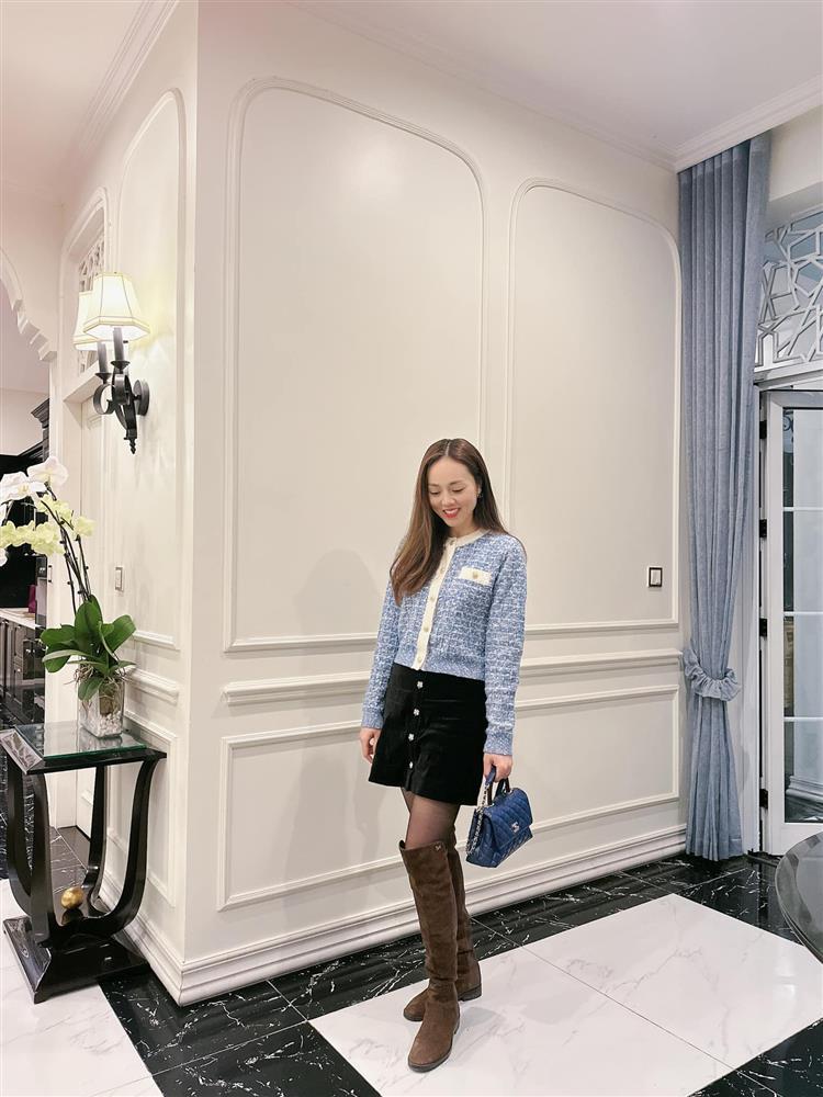 Bà xã Công Lý ăn mặc chỉn chu dù khó khăn đến mức thanh lý hàng hiệu-3