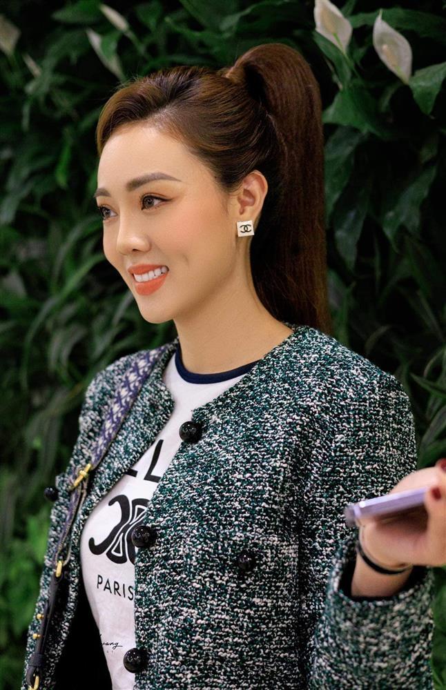 Bà xã Công Lý ăn mặc chỉn chu dù khó khăn đến mức thanh lý hàng hiệu-4