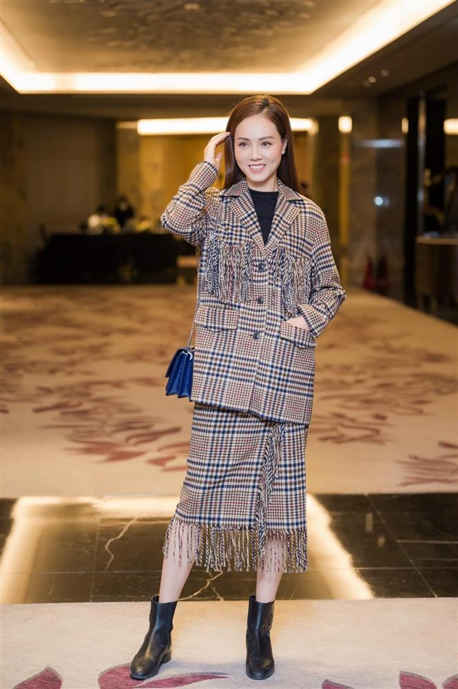 Bà xã Công Lý ăn mặc chỉn chu dù khó khăn đến mức thanh lý hàng hiệu-5