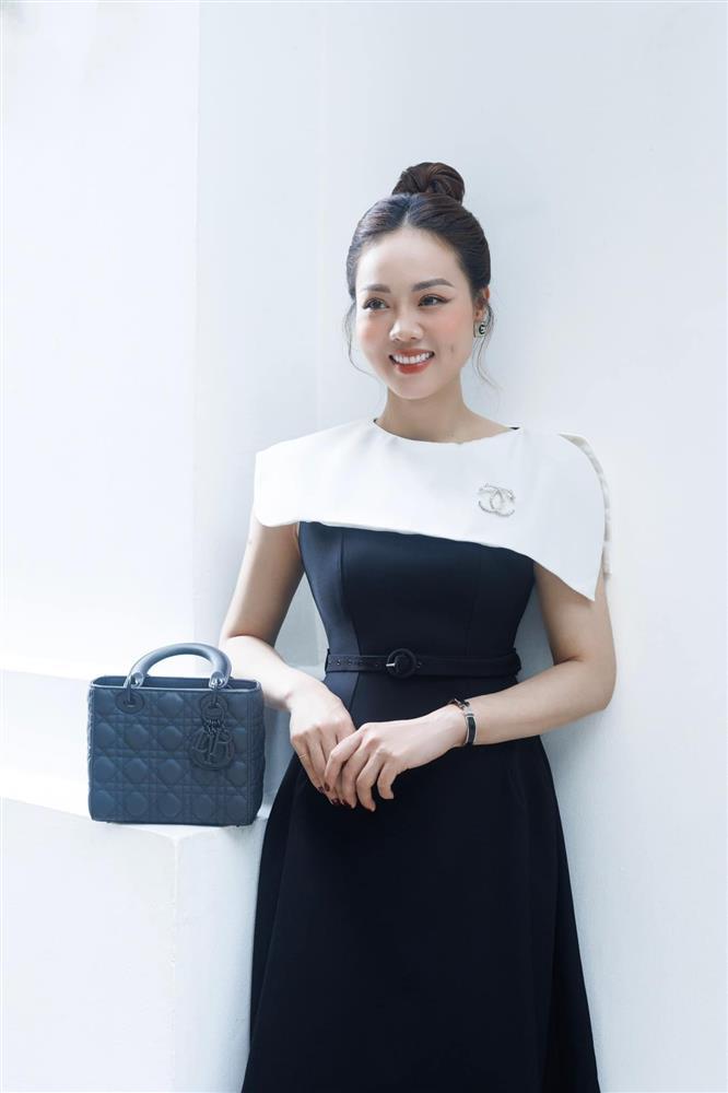 Bà xã Công Lý ăn mặc chỉn chu dù khó khăn đến mức thanh lý hàng hiệu-7