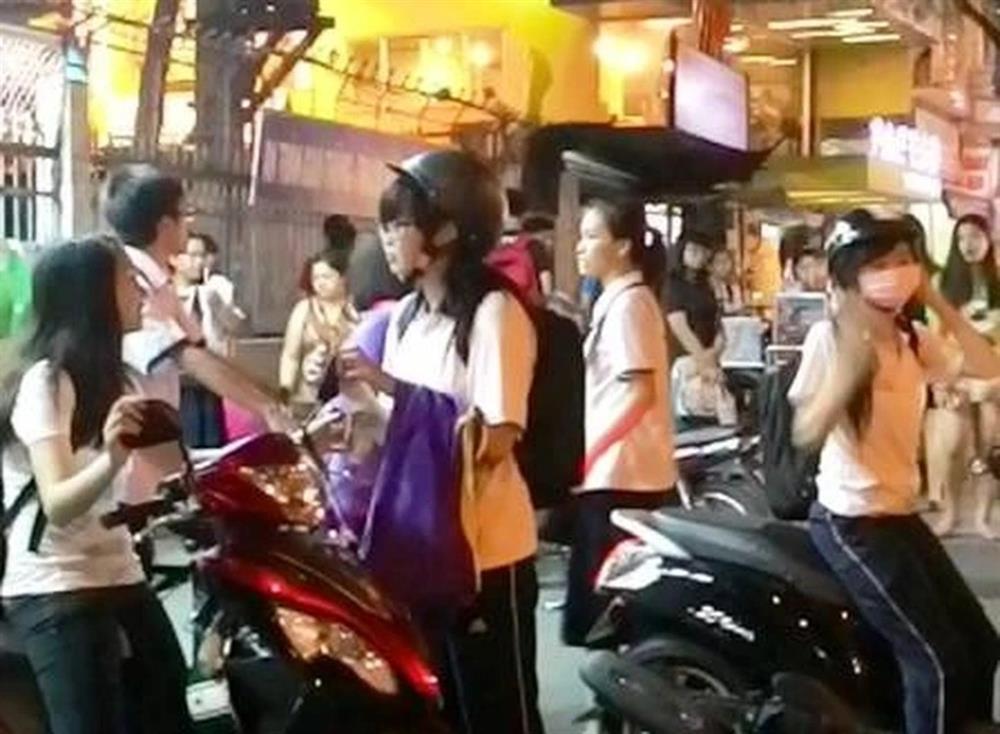 Con tự nhận học dốt, muốn đi học thêm, bà mẹ ra chiêu ngăn cản-1