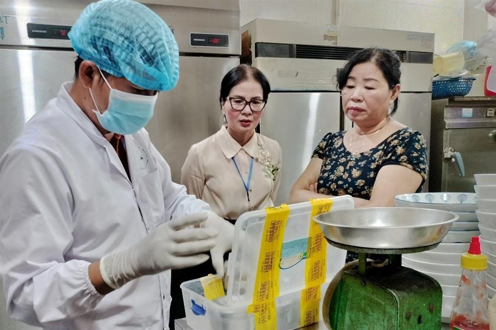 Hơn 310 người bị ngộ độc bánh mì Phượng, 273 ca nhập viện-1