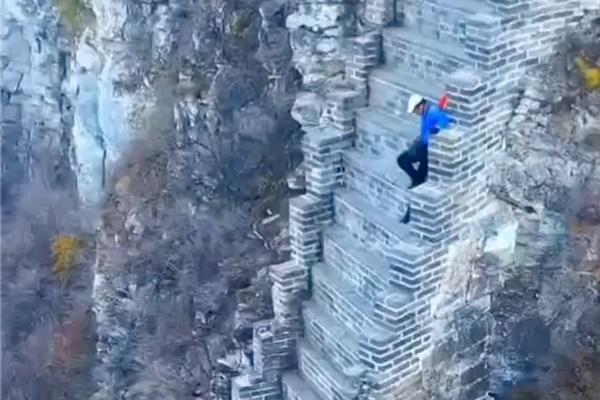 Cảnh du khách chen chúc kinh hoàng trên Vạn Lý Trường Thành-1