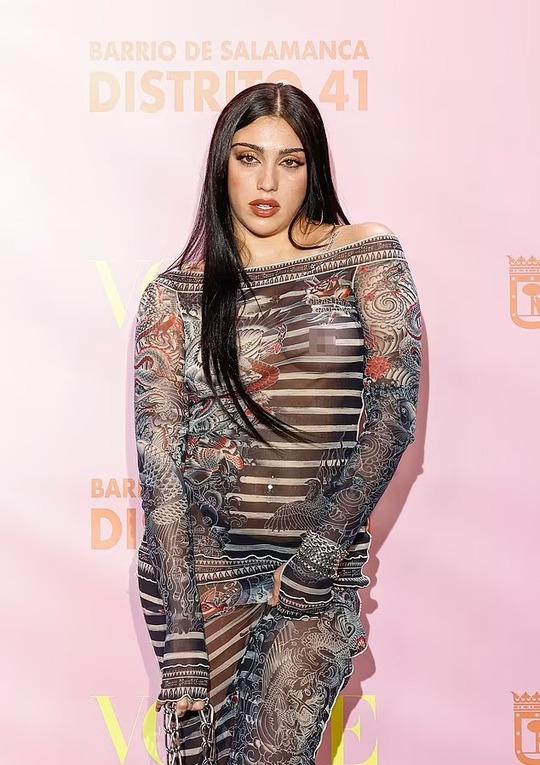 Con gái Madonna diện đầm xuyên thấu, táo bạo-1