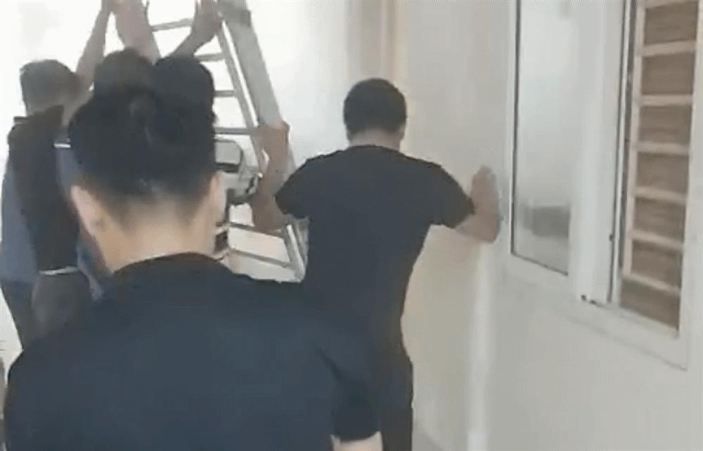 Khói bốc nghi ngút từ căn hộ chung cư, hàng trăm người tháo chạy-1