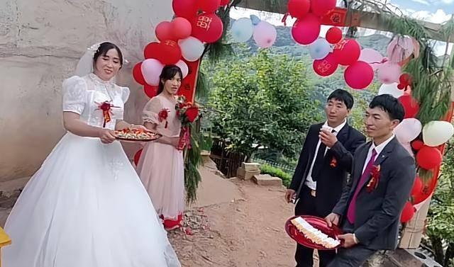 Cô dâu U60 mời tất cả gái chưa chồng trong làng đến đám cưới-2