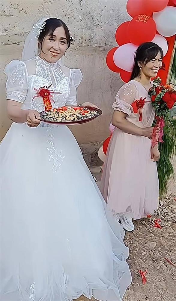Cô dâu U60 mời tất cả gái chưa chồng trong làng đến đám cưới-1