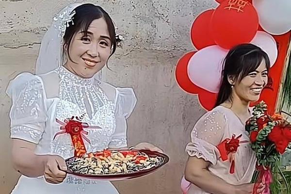 Chú rể 20 tuổi vui ra mặt khi cưới được cô dâu gần bằng tuổi mẹ-2