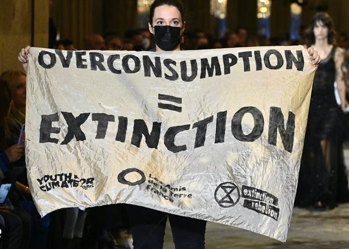 Chưa tới 10 giây, người gây rối show Gucci tại Milan đã bị tống cổ!-1