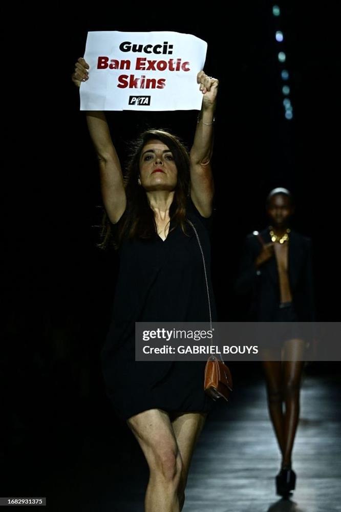 Chưa tới 10 giây, người gây rối show Gucci tại Milan đã bị tống cổ!-3