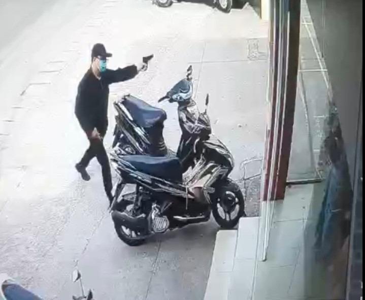 9 năm tù cho người dùng súng đồ chơi cướp tiền ở ngân hàng-2