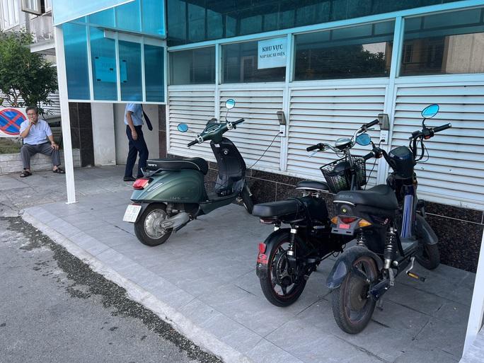 Sạc pin xe máy điện đúng cách-1