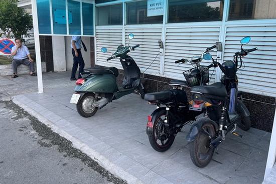 Sạc pin xe máy điện đúng cách