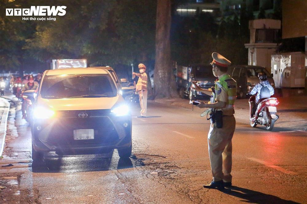 Tài xế không chịu đo nồng độ cồn vì được bạn khuyên Đừng thổi, không xin được-3