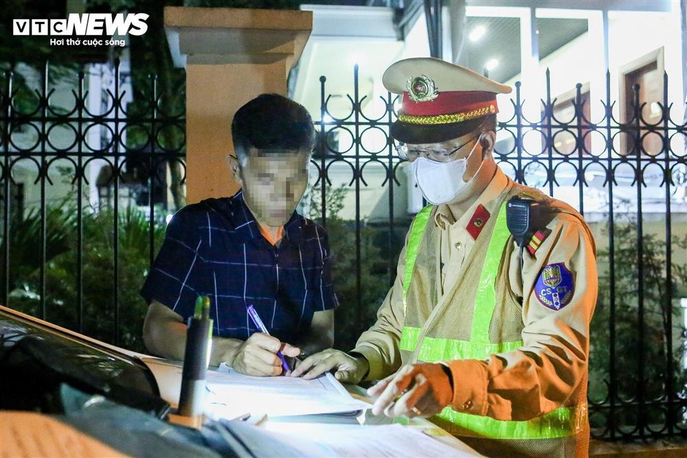 Tài xế không chịu đo nồng độ cồn vì được bạn khuyên Đừng thổi, không xin được-6