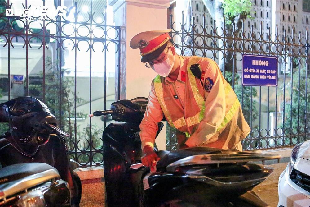 Tài xế không chịu đo nồng độ cồn vì được bạn khuyên Đừng thổi, không xin được-11