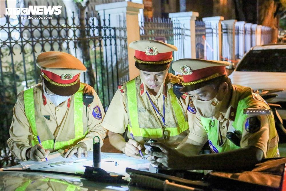 Tài xế không chịu đo nồng độ cồn vì được bạn khuyên Đừng thổi, không xin được-13