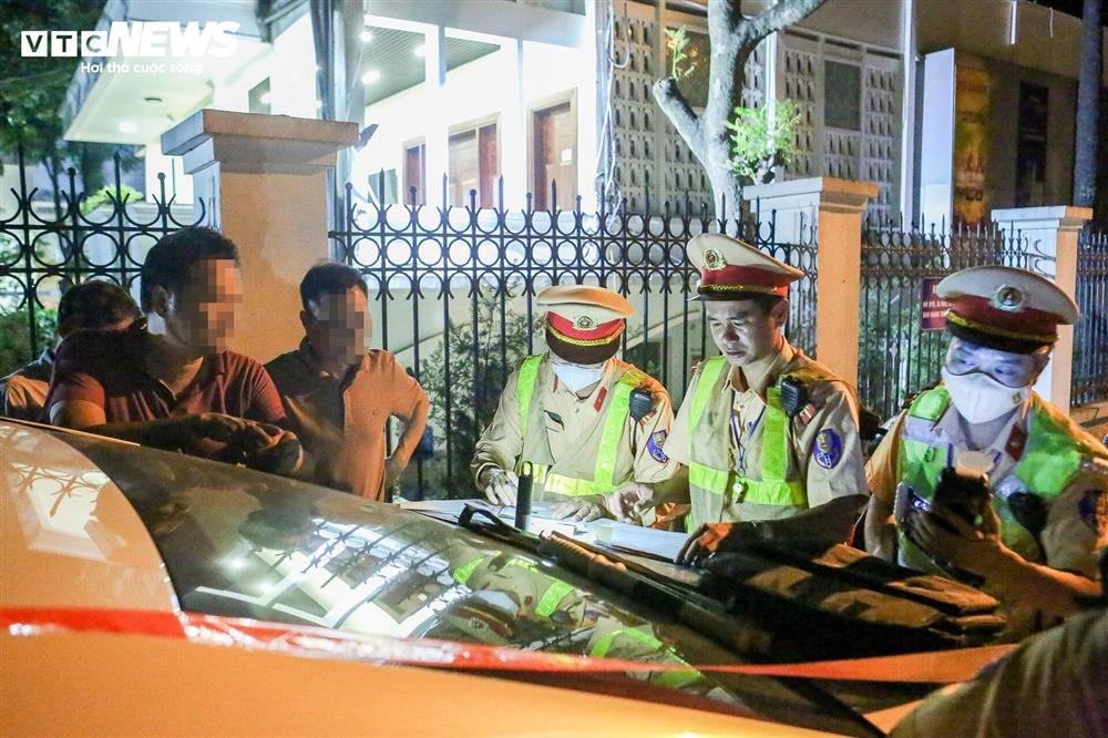 Tài xế không chịu đo nồng độ cồn vì được bạn khuyên Đừng thổi, không xin được-10