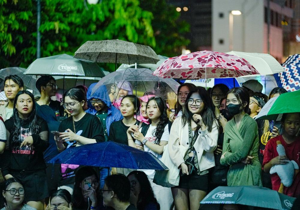 Hàng trăm khán giả TP.HCM dầm mưa nghe Hoàng Dũng hát-1