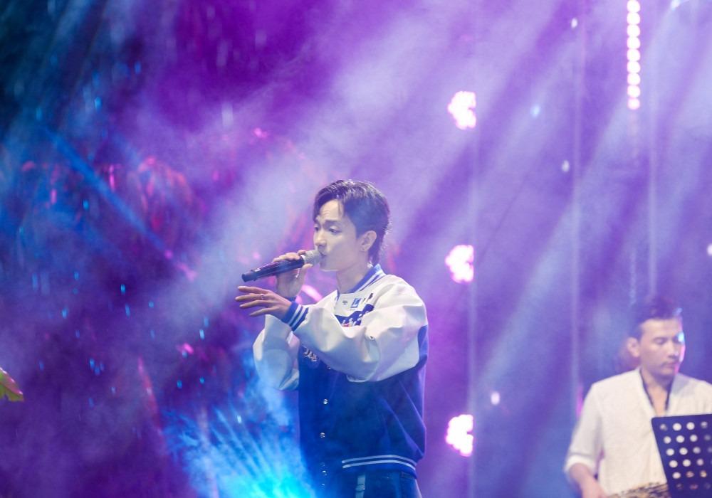 Hàng trăm khán giả TP.HCM dầm mưa nghe Hoàng Dũng hát-2