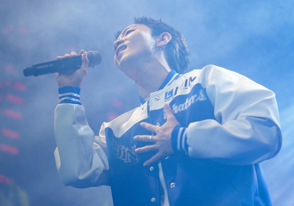 Hàng trăm khán giả TP.HCM dầm mưa nghe Hoàng Dũng hát-3