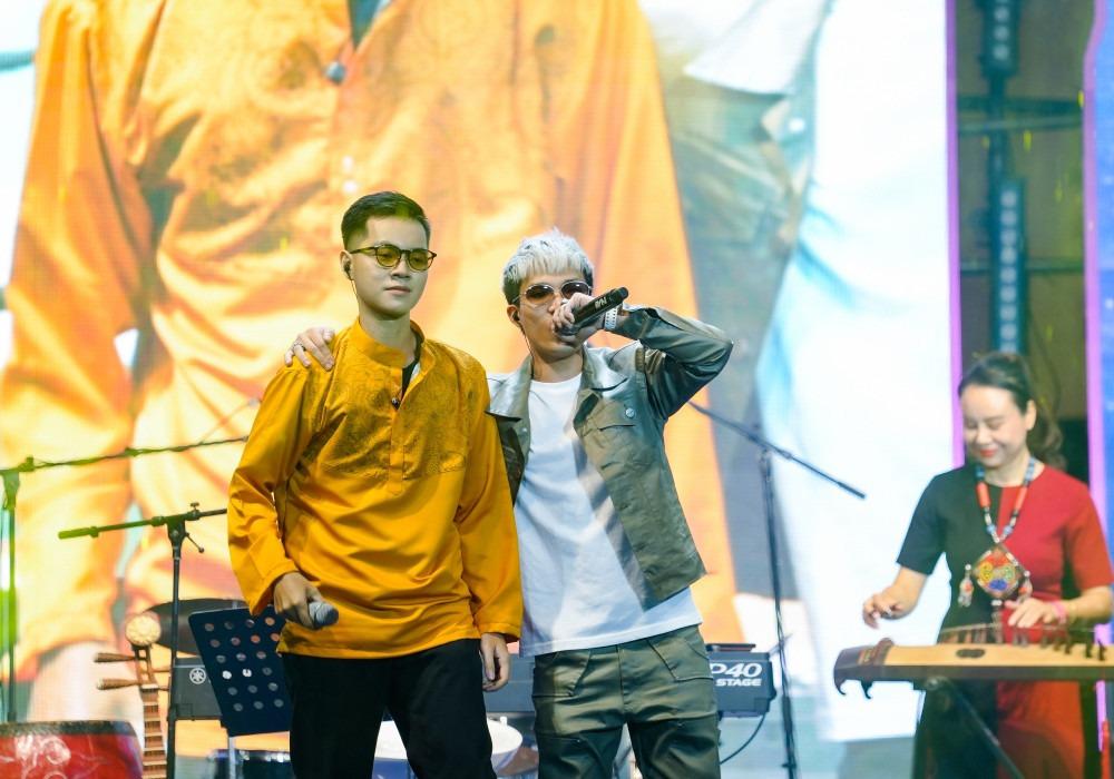 Hàng trăm khán giả TP.HCM dầm mưa nghe Hoàng Dũng hát-4